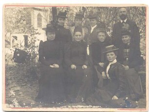 Töchterschule (Lyzeum), Kollegium. Detmold. Obere Reihe: Frl. Helene Thorbecke, Frl. Helder, P. Böhmer, Herr Krüger;. untere Reihe: Frl. Arnold, Sauerländer, Koppen, Landgraf,. sitzend: Frl. Carla Thorbecke. 1900 oder 1901. aus DT S 8 (Stadtgymnasium) Nr. 260