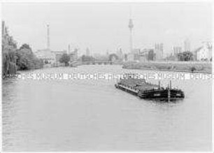 Serie: Mauerfall/Deutsche Einheit: Berliner Mauer mit Turm (heute East-Side-Galerie)