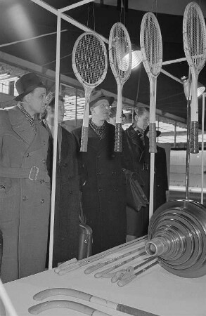 Messebesucher in der rumänischen Ausstellungshalle, Präsentation von Sportgeräten