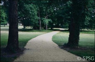 Potsdam, Park Sanssouci, Park Charlottenhof, Parkansicht mit Weg.