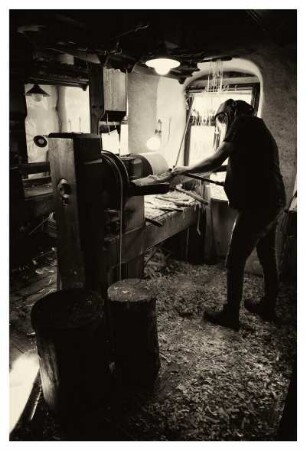 DER REIFENDREHER ANDREAS WERNER BEI DER ARBEIT