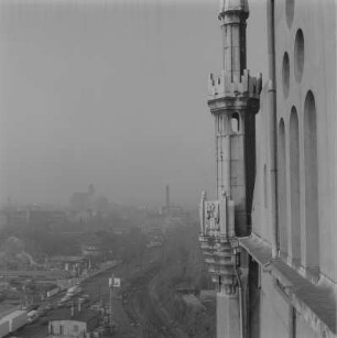 Dresden-Friedrichstadt. Blick von der ehem. Zigarettenfabrik "Yenidze" (1907-1909, H. M. Hammitzsch) über die Magdeburger Straße gegen die ehem. Bienertsche Hafenmühle