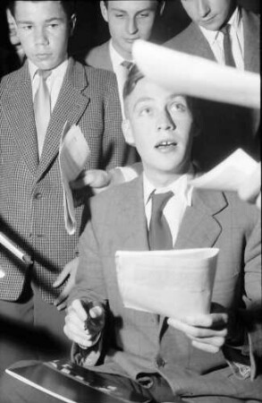 Donaueschingen: Donaueschinger Musiktage; Stadthalle; Gilbert Amy gibt Autogramme