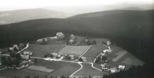 Oberbärenburg (Altenberg-Oberbärenburg). Nordwestlicher Ortsteil gegen Bärenfels. Luftbild-Schrägaufnahme von Nordost