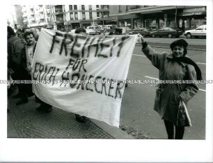 Demonstranten beim Prozess gegen Erich Honecker