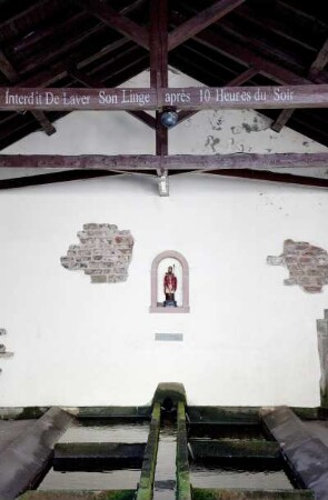 Frankreich. Lorraine. Vosges. Epinal. Altes Waschhaus mit Heiligenfigur