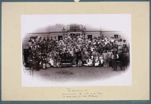 Gruppenbild des gesamten Personals der Bienertmühle in Plauen (Dresden) anlässlich der Hochzeit von Theodor Bienert (1857-1935)