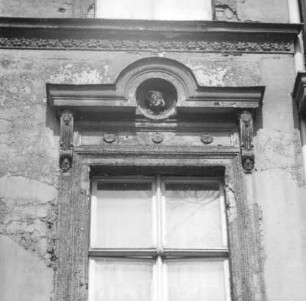 Cottbus-Mitte, Gerichtsplatz 1. Wohn- und Geschäftshaus (2. H. 19. Jh.). Fensterbekrönung