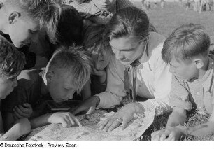 Jungen beim Lesen einer Landkarte