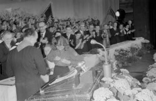 Tag des Lehrens, Auszeichnung der Verdienten Lehrer des Volkes in der Deutschen Staatsoper Berlin : Blick auf die Bühne