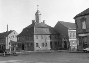 Biesenthal, Berliner Straße 1. Rathaus (1760, 2003 Sanierung beendet) mit Erweiterungsbau (1874). Straßenansicht (Eckansicht)