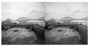 Edinburgh (Großbritannien). Eisenbahnbrücke über den Firth of Forth; im Vordergrund Hafenbecken ohne Wasser