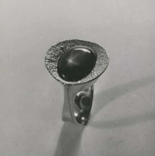 Ring aus Gold mit Sternsaphir von Heinz-Ulrich Bullermann