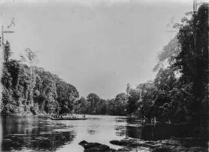 Flusslandschaft : Blick auf einen Fluss auf dem ein Boot fährt