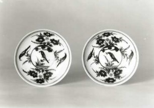 Zwei Untertassen : Zwei Untertassen. Milchglas, Aufglasurmalerei, vergoldet; Durchmesser 11,7 cm (1701/1800). Dresden: Kunstgewerbemuseum 39303 und 39304