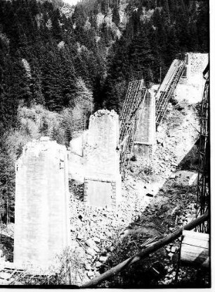Reste des gesprengten alten Viaduktes