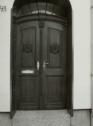 Glauchau, Theaterstraße 43, Haustür eines Wohnhauses