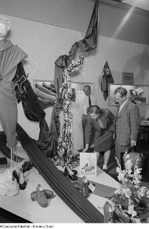 Textilien und Schuhe auf der Leipziger Herbstmesse 1954