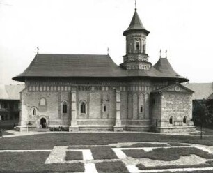 Neamt, Rumänien. Klosterkirche (1497) von Süden. Im Vordergrund links und rechts die Grundrisse der 1. Steinkirche (E. 14. Jh.) und darüber Grundriß der versetzten Sf. Gheorge-Kirche (1795)