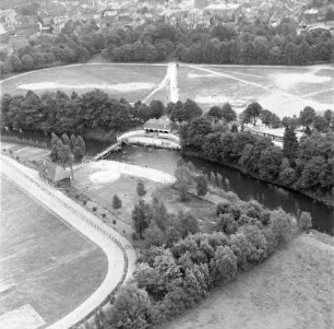 Badeanstalt an der Trave: Luftbild: im Vordergrund links Sportplatz, im Hintergrund Exerzierplatz