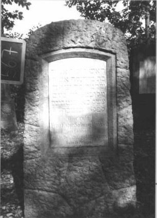 Grabstein 567 (Index: 100111481) Material: Kalkstein, weiße Marmorplatte Zustand: gut Maße HxBxT: 126x60x22 cm Beschreibung: Stele, rustica, Segmentbogenabschluß, Schriftplatte: Grabstein 567