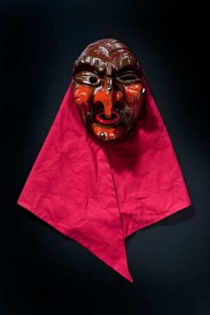 Maske einer Falkenhexe der schwäbisch-alemannischen Fastnacht