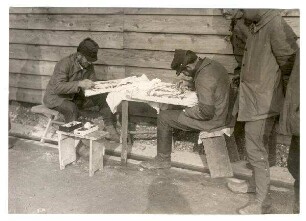 Fotos aus dem Kriegsgefangenenlager Puchheim: Nr. 12: Franzosen beim Kunststicken