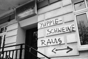 Fassade mit Inschrift "Yuppie-Schweine raus"