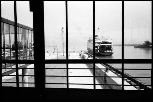 Puttgarden: Blick aus der Übergangshalle auf Fährhafen