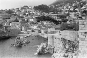 Blick auf Dubrovnik : Blick auf die Stadt Dubrovnik. Rechts im Bild ein Teil der alten Stadtmauer.