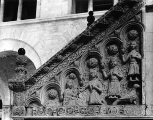 Kanzel : Kanzel. Stein (1229; Niccolò). Kanzelaufgang, Brüstung der Treppe. Bitonto, Kathedrale San Valentino