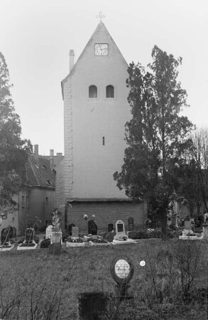Friedhof mit Kirche : Ein Friedhof vor einem Kirchturm
