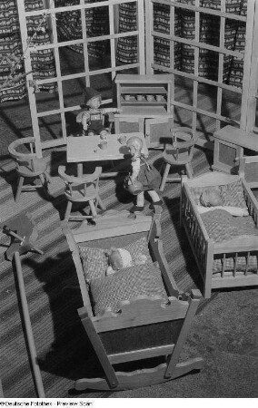 Puppenstube mit Figuren