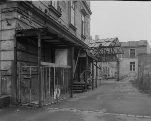 Dresden-Neustadt, Großenhainer Straße 35. Wohnhaus mit Gaststätte "Webers Hof" (um 1885). Seitenansicht (Teilansicht) mit Hauseingang