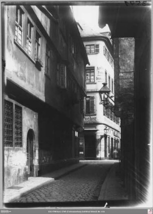 Große Fischergasse nach Osten, links Eckhaus Fahrgasse 15 (Fürsteneck, angeschnitten), Bildmitte Eckhaus Brückhoffstraße 22