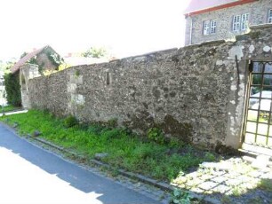 Vogtshof am Marktplatz unterhalb an der Kirche-Umfassungsmauer von Ortsseite mit Schießscharten in Brusthöhe (Wehrgang mit Steinbrüstung im 18 Jh abgetragen)