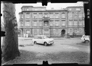 Neuruppin, Puschkinstraße. Wohnhaus mit Laden. Straßenfront