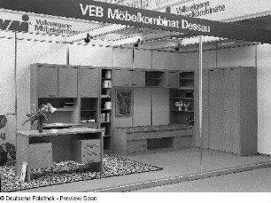 Ausstellungskoje mit Jugendzimmermöbeln (1981; VEB Möbelkombinat Dessau)