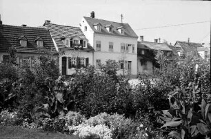 Germersheim: Kirchplatz, Vordergrund Blumen