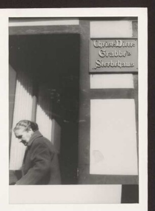 Christian Dietrich Grabbes Sterbehaus / Schild mit Haustür. Detmold. Unter der Wehme. Papierabzug