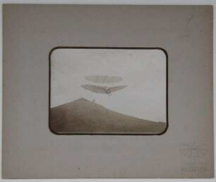 Fotografie: Flug Lilienthals mit kleinem Doppeldecker am Fliegeberg