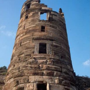 Andros. Antiker Marmorturm bei Agios Petros über der Westküste. 20 m hoch, mehrgeschossig, 4. Jh. v. Chr.