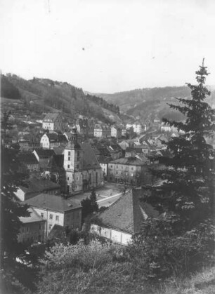 Glashütte in Sa. : Glashütte. Stadtzentrum mit Wolfgangskirche. Blick über das Müglitztal nach Nordost