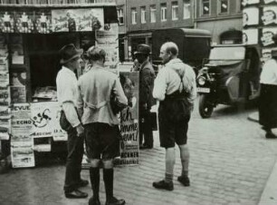 Dresden, Pirnaischer Platz, Straßenszene vor Zeitungskiosk
