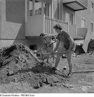 Dresden. Frauen vor neuen Wohnbauten bei der Freiflächenberäumung im Nationalen Aufbauwerk