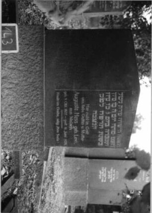 Grabstein 143 (Index: 100080438) Material: Granit Zustand: gut Maße HxBxT: 128x107x17 cm Beschreibung: Stele, Sockel, giebelartiger Abschluß: Grabstein 143
