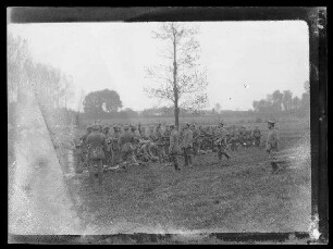 Wäscheergänzung und Appell im eisernen Bestande der 10. Kompanie bei Éterpigny (Dep. Somme, Frankreich)