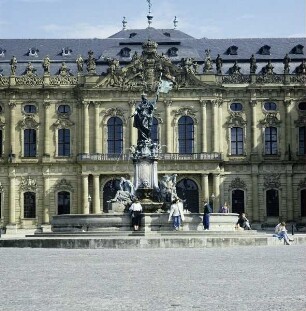 Würzburg. Fürstbischöfliche Residenz. Mitteltrakt von Westen