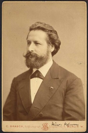 Porträt Heinrich Hofmann (1842-1902, Komponist, Pianist) : Kabinettfoto mit Porträt von Heinrich Hofmann. 16,5 x 10,8 cm. ). Albuminabzug auf Karton (Carte cabinet mit Atelieraufdruck verso) von Carl Brasch 1884. Dresden: SLUB Mscr.Dresd.t.1660