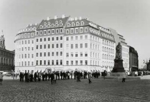 Blick zu den Wohn- und Geschäftshäusern des sog. "Quartier I" mit Schlange der auf Einlaß in die Frauenkirche wartenden Besucher, rechts Martin-Luther-Denkmal
